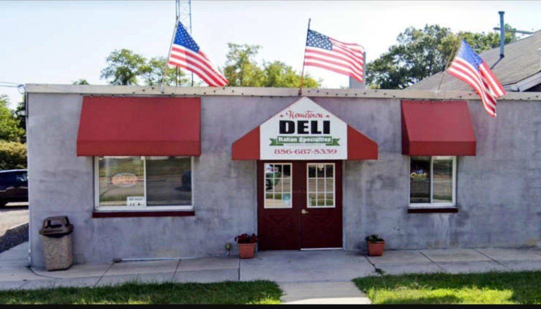 Один единственный гастроном из поселения Полсборо, штат Нью-Джерси, с выручкой в $13976 вышел на IPO прошлым летом, как Hometown International ($HWIN) и сейчас имеет капитализацию в $100 миллионов, а её крупнейший акционер, он же гендиректор, финансовый 